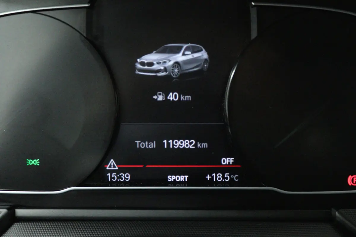118i High Executive (STOELVERWARMING, SFEERVERLICHTING, NAVIGATIE, PARKEERSENSOREN)