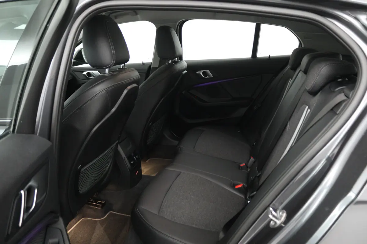 118i High Executive (STOELVERWARMING, SFEERVERLICHTING, NAVIGATIE, PARKEERSENSOREN)
