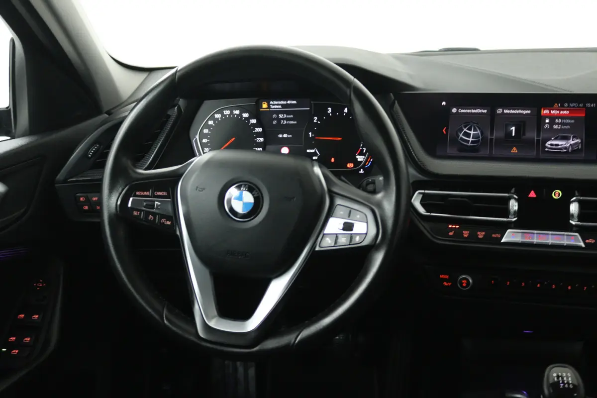 118i High Executive (STOELVERWARMING, SFEERVERLICHTING, NAVIGATIE, PARKEERSENSOREN)