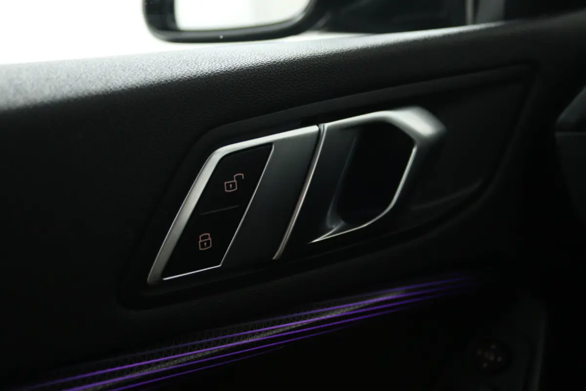118i High Executive (STOELVERWARMING, SFEERVERLICHTING, NAVIGATIE, PARKEERSENSOREN)