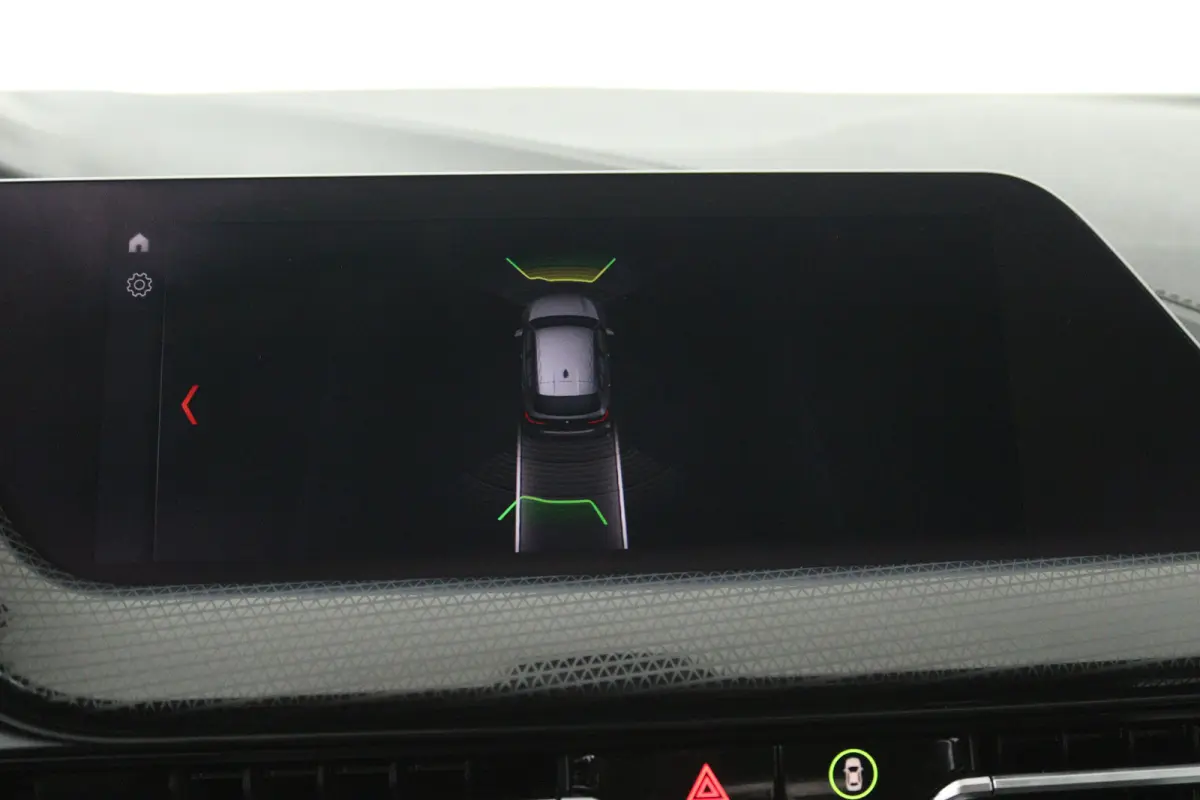 118i High Executive (STOELVERWARMING, SFEERVERLICHTING, NAVIGATIE, PARKEERSENSOREN)