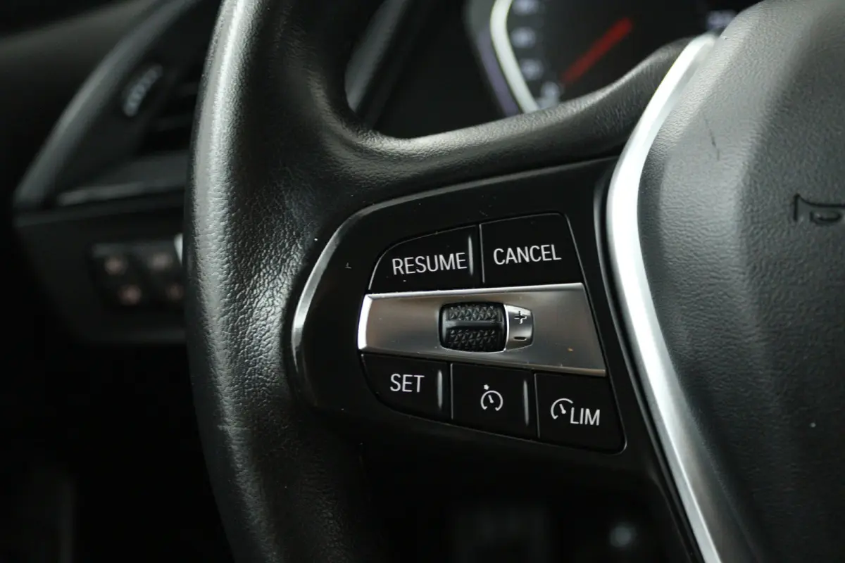 118i High Executive (STOELVERWARMING, SFEERVERLICHTING, NAVIGATIE, PARKEERSENSOREN)