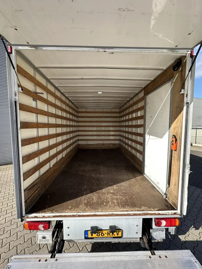 T35 2.3 dCi bakwagen met laadklep