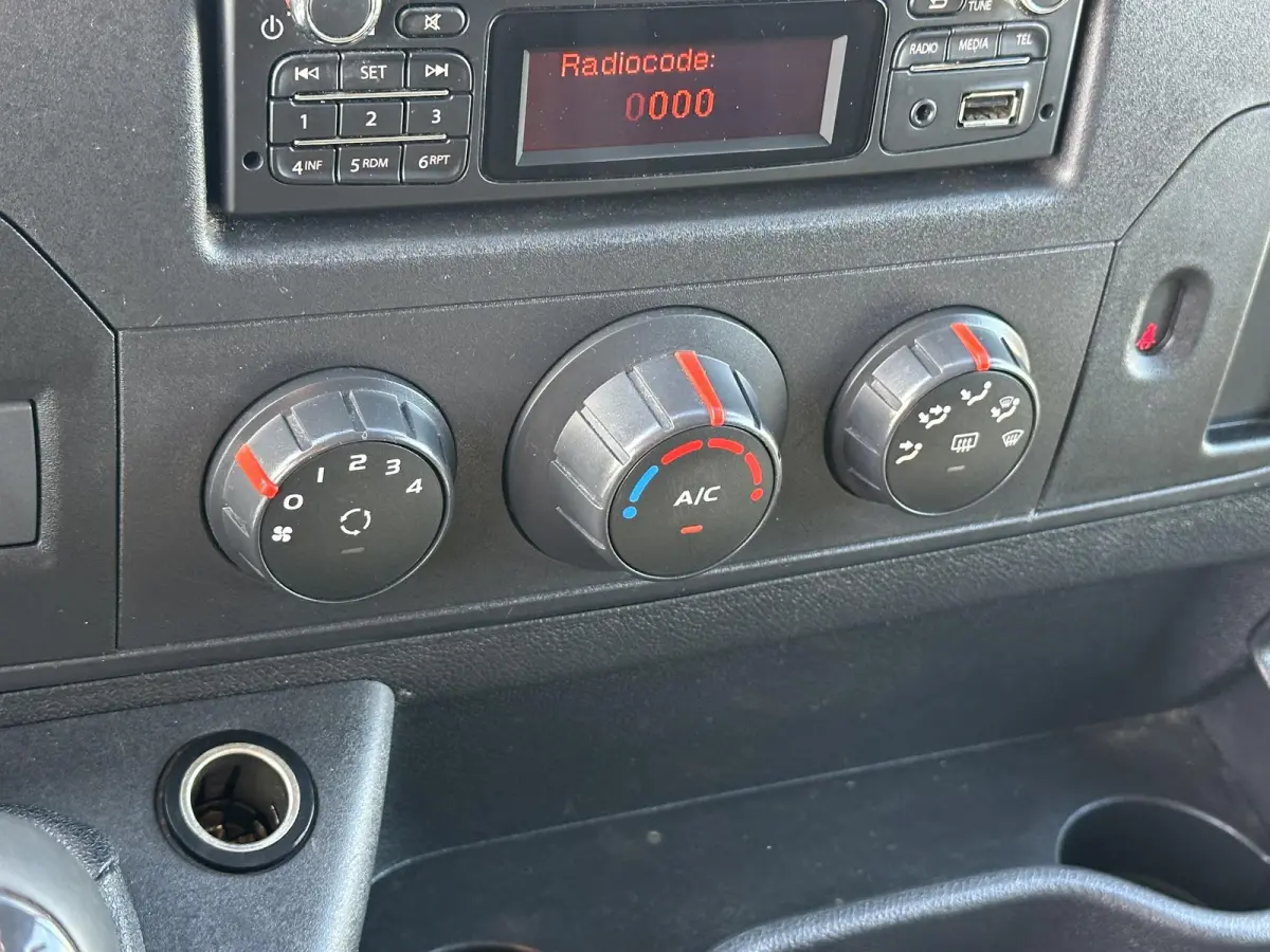 T35 2.3 dCi bakwagen met laadklep