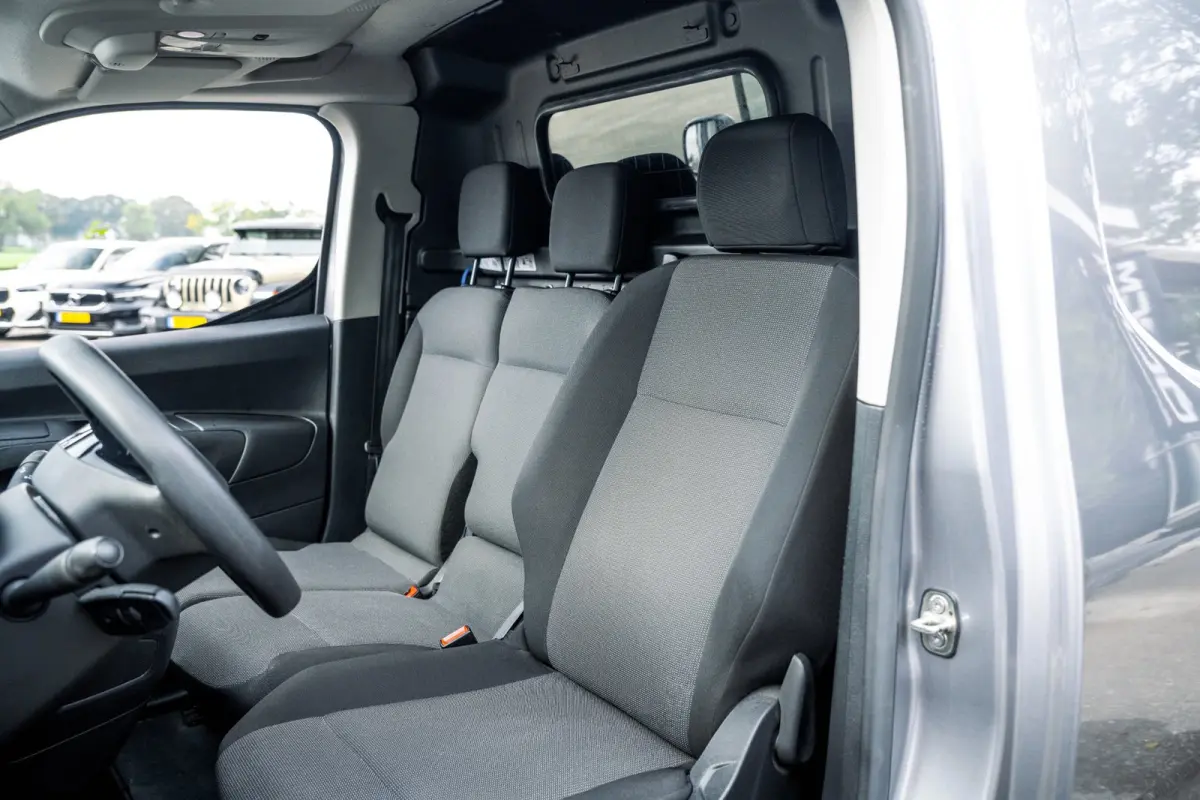 1.5 BlueHDI Premium Euro 6 I Kastinrichting I 3 Zits I CarPlay I Android I Cruise I Airco I NL Auto I NAP I PDC