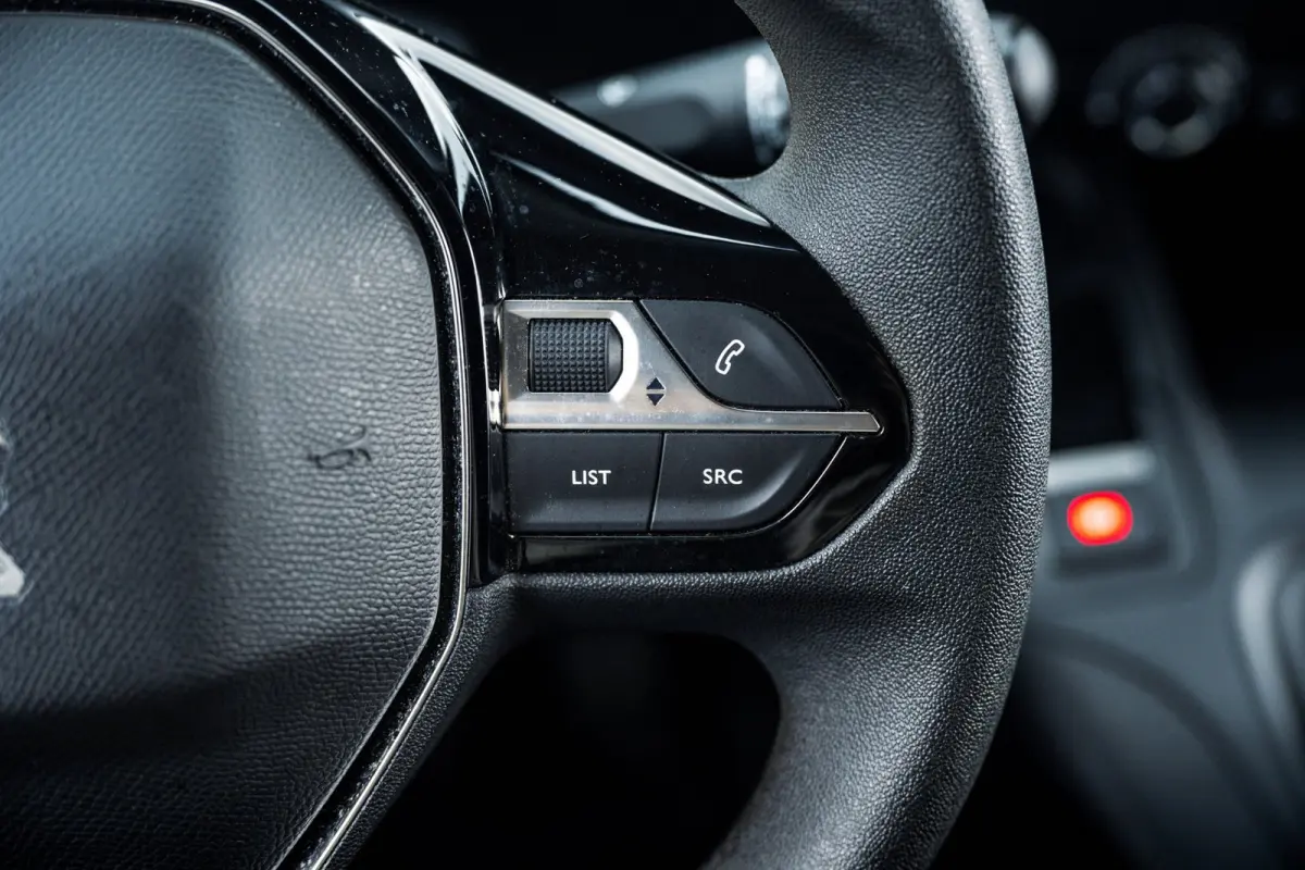 1.5 BlueHDI Premium Euro 6 I Kastinrichting I 3 Zits I CarPlay I Android I Cruise I Airco I NL Auto I NAP I PDC