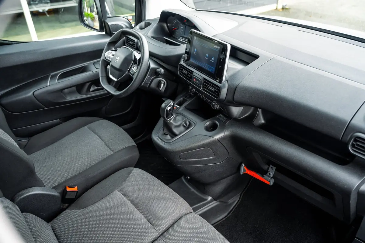 1.5 BlueHDI Premium Euro 6 I Kastinrichting I 3 Zits I CarPlay I Android I Cruise I Airco I NL Auto I NAP I PDC