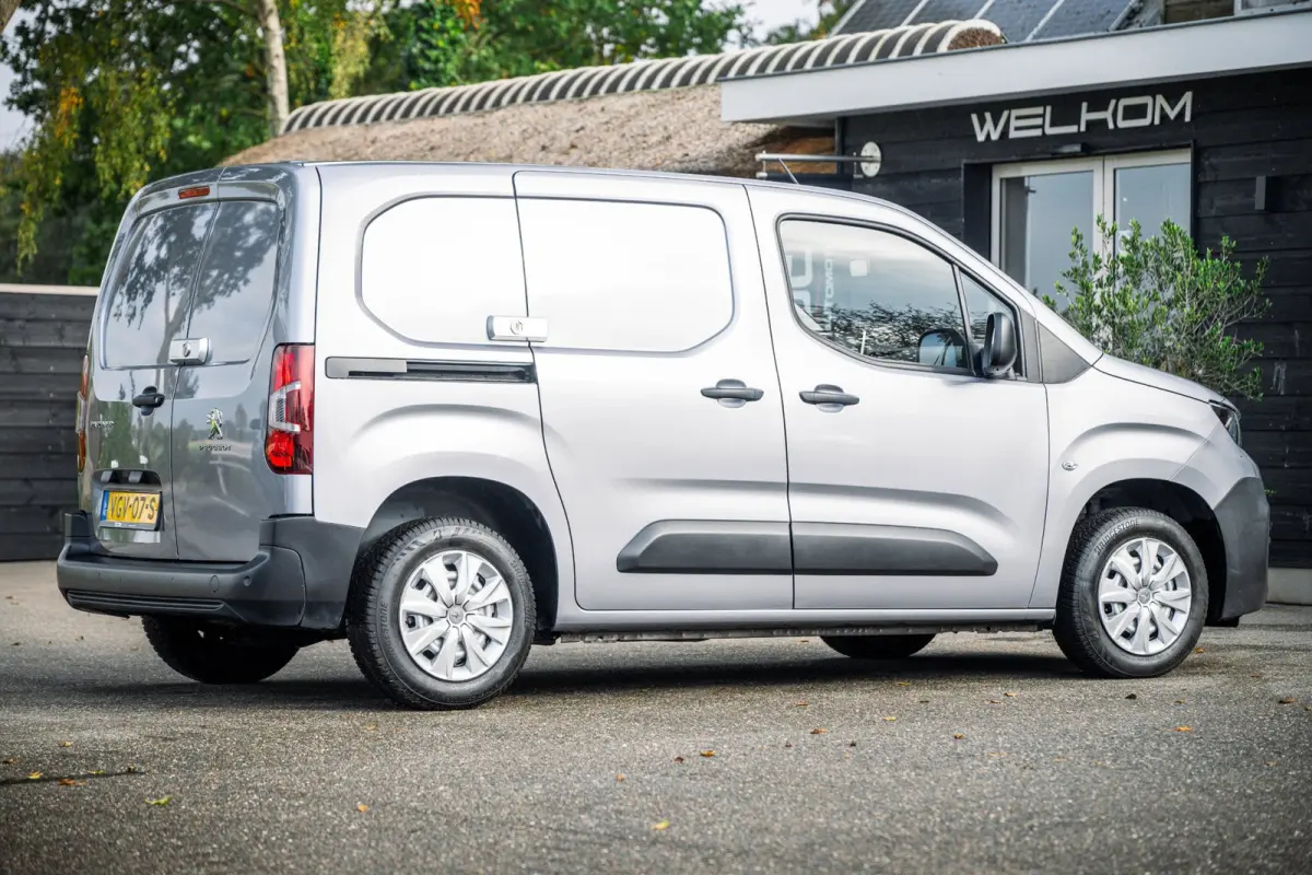 1.5 BlueHDI Premium Euro 6 I Kastinrichting I 3 Zits I CarPlay I Android I Cruise I Airco I NL Auto I NAP I PDC
