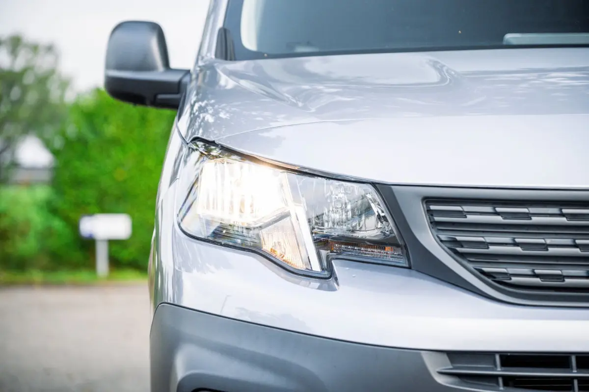 1.5 BlueHDI Premium Euro 6 I Kastinrichting I 3 Zits I CarPlay I Android I Cruise I Airco I NL Auto I NAP I PDC