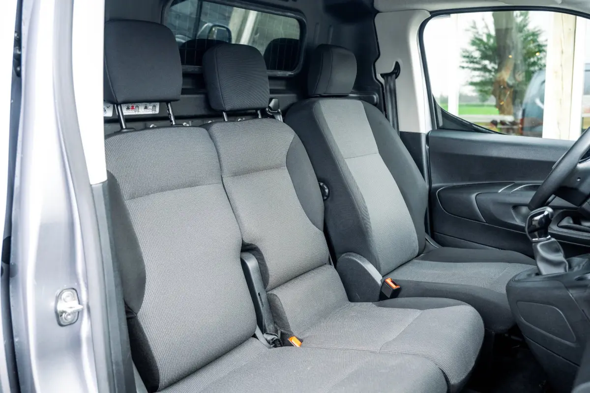 1.5 BlueHDI Premium Euro 6 I Kastinrichting I 3 Zits I CarPlay I Android I Cruise I Airco I NL Auto I NAP I PDC