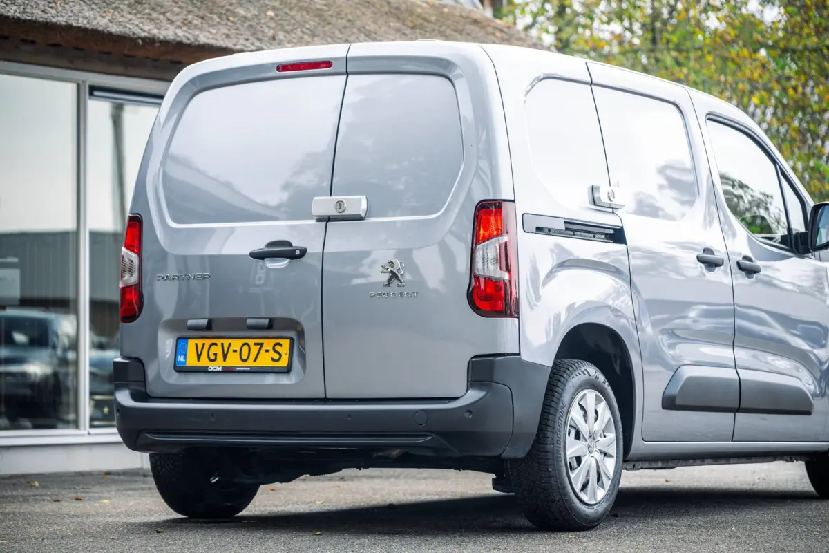 1.5 BlueHDI Premium Euro 6 I Kastinrichting I 3 Zits I CarPlay I Android I Cruise I Airco I NL Auto I NAP I PDC