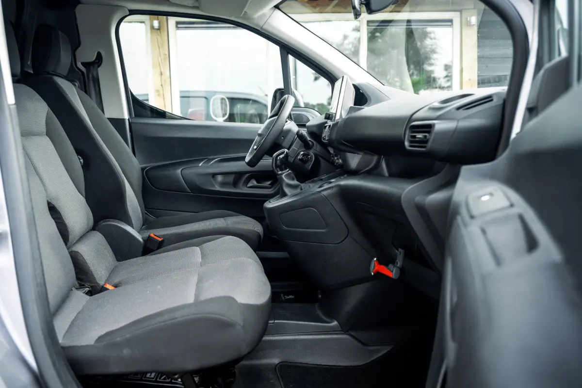 1.5 BlueHDI Premium Euro 6 I Kastinrichting I 3 Zits I CarPlay I Android I Cruise I Airco I NL Auto I NAP I PDC