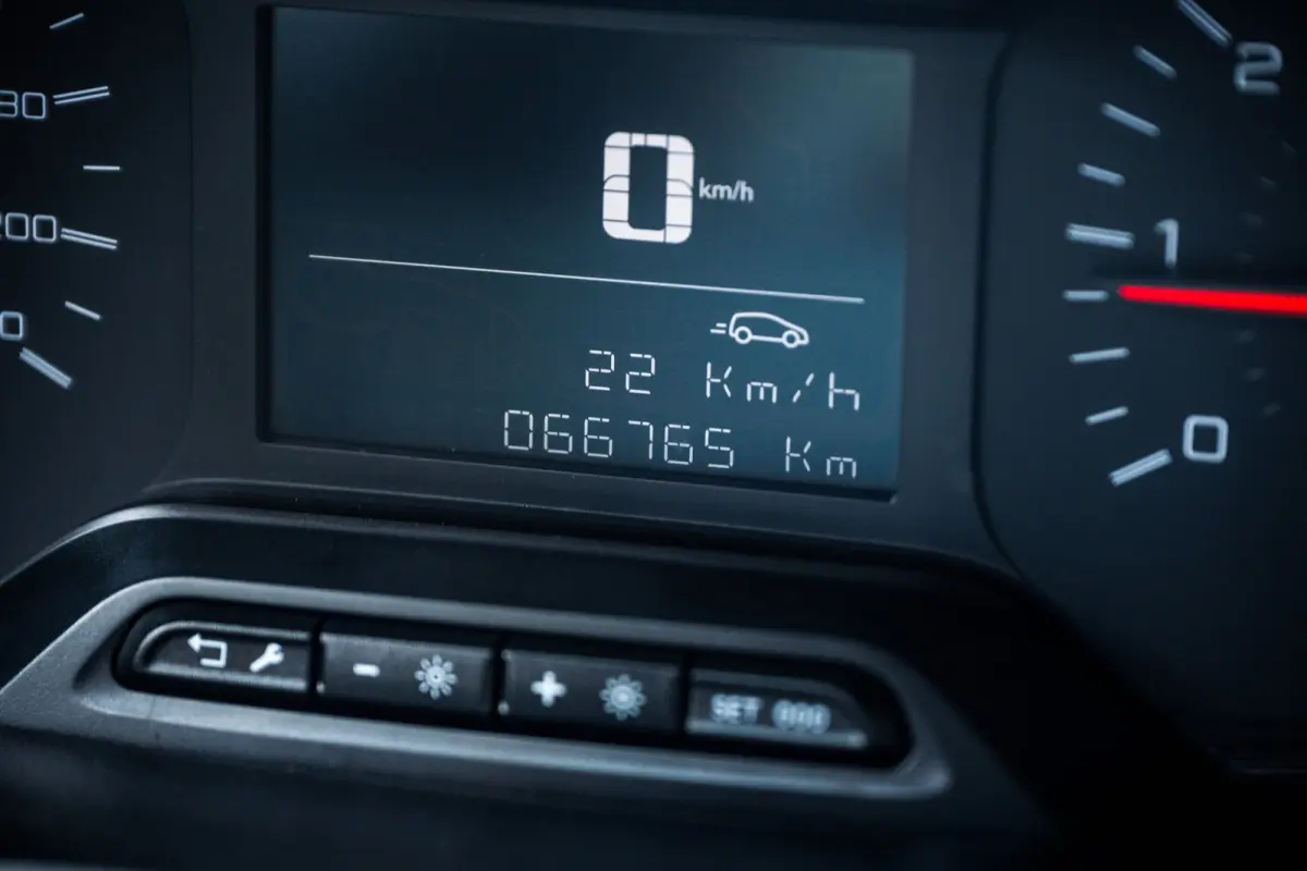 1.5 BlueHDI Premium Euro 6 I Kastinrichting I 3 Zits I CarPlay I Android I Cruise I Airco I NL Auto I NAP I PDC