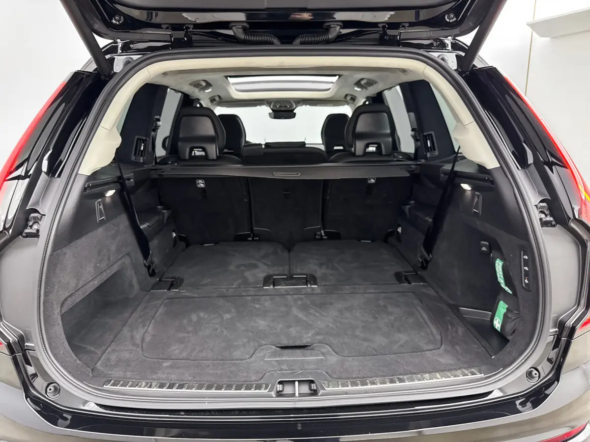 T8 Ultra Dark | 21" Allseason | Luchtvering | Geventileerd Nappa | Massage | Bowers & Wilkins | Trekhaak | Gelaagd&Getint Glas | Head-Up | 360 Camera