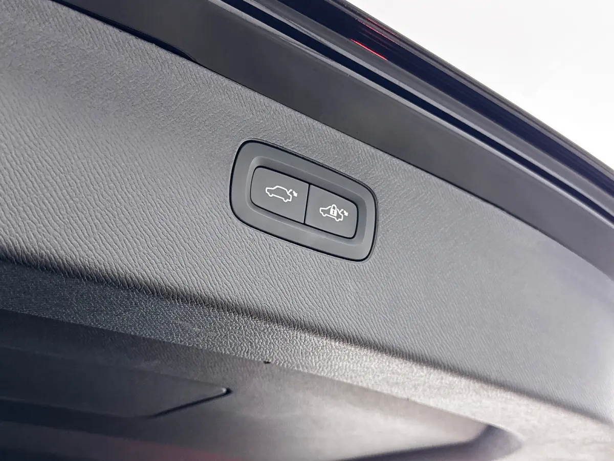 T8 Ultra Dark | 21" Allseason | Luchtvering | Geventileerd Nappa | Massage | Bowers & Wilkins | Trekhaak | Gelaagd&Getint Glas | Head-Up | 360 Camera