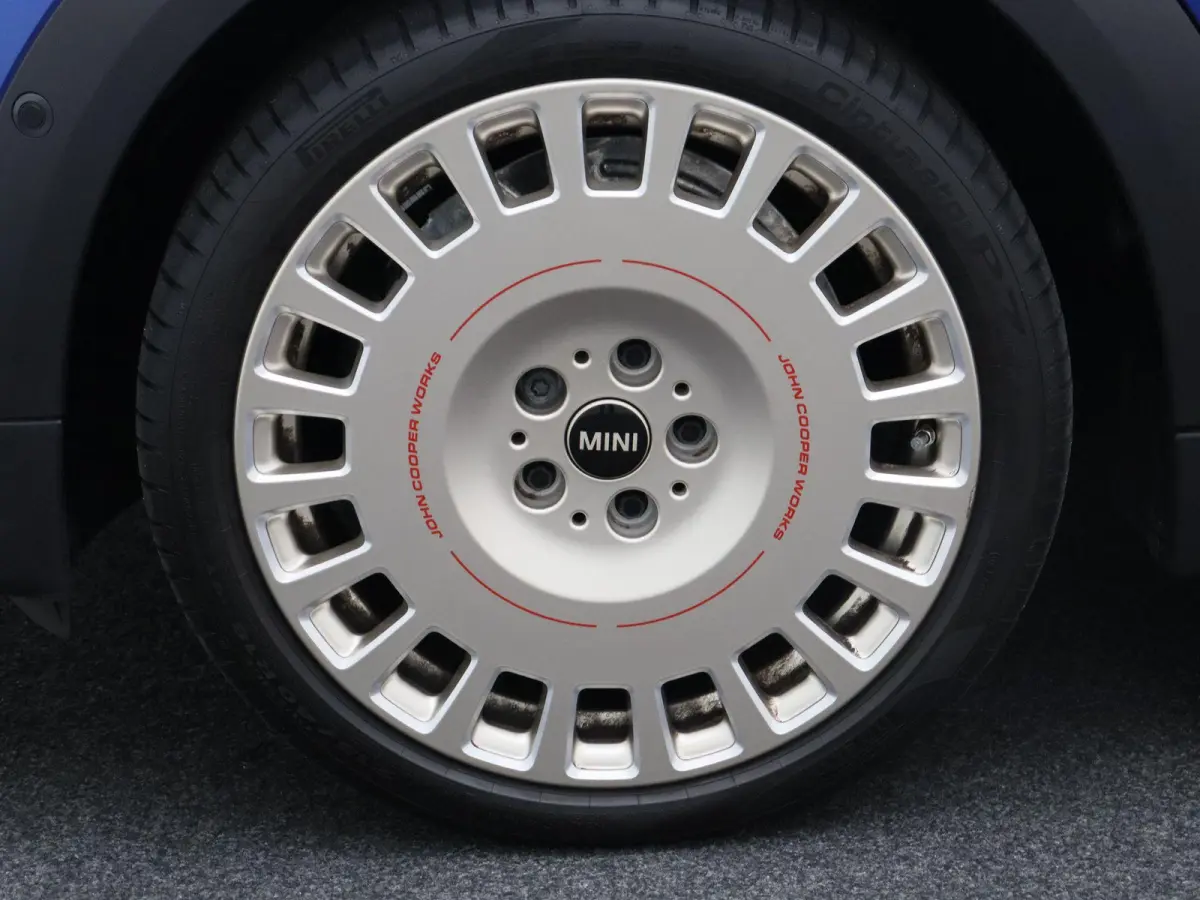 C Pakket M + Stuurwielrand verwarmd + Driving Assistant + Parking Assistant + LED headlights + 19''