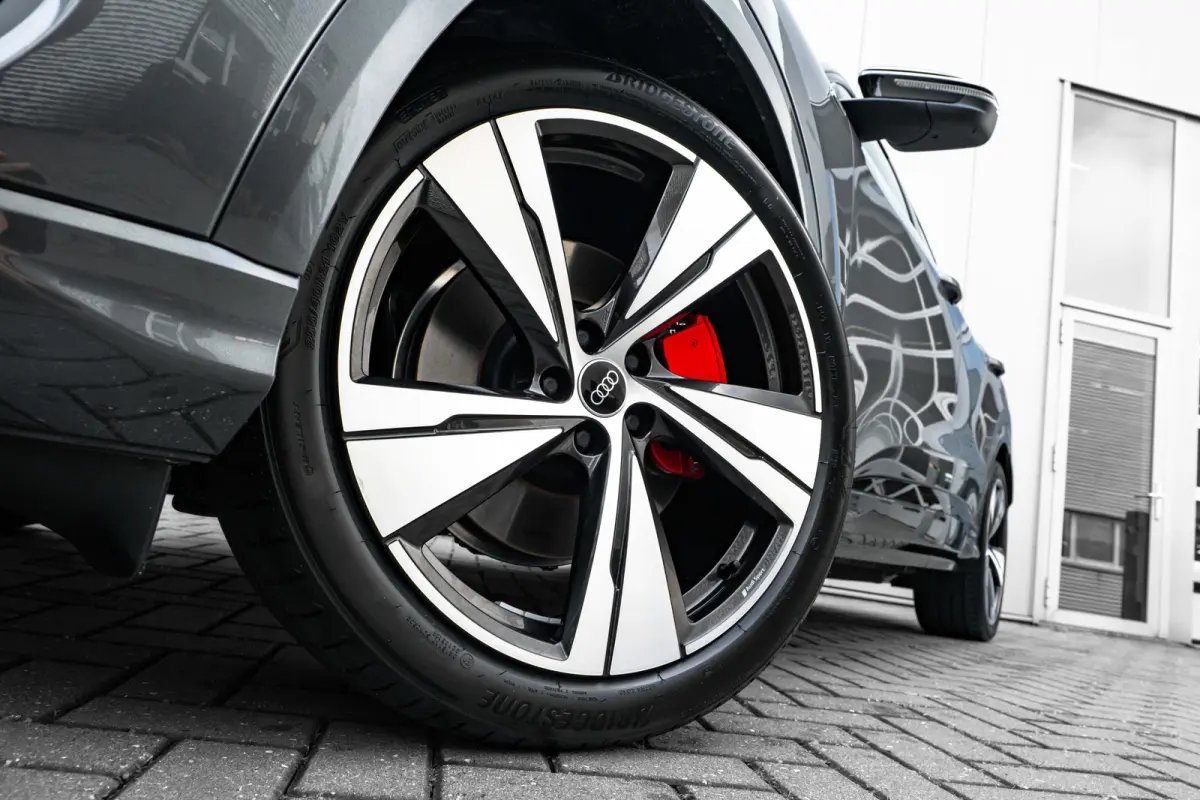 S edition Competition e-hybrid 270 kW / 367 pk S tronic | 360 Camera | Adaptive air suspension | Audi Sport wielen 21", 5-arm-Split, zwart metallic, glansgedraaid