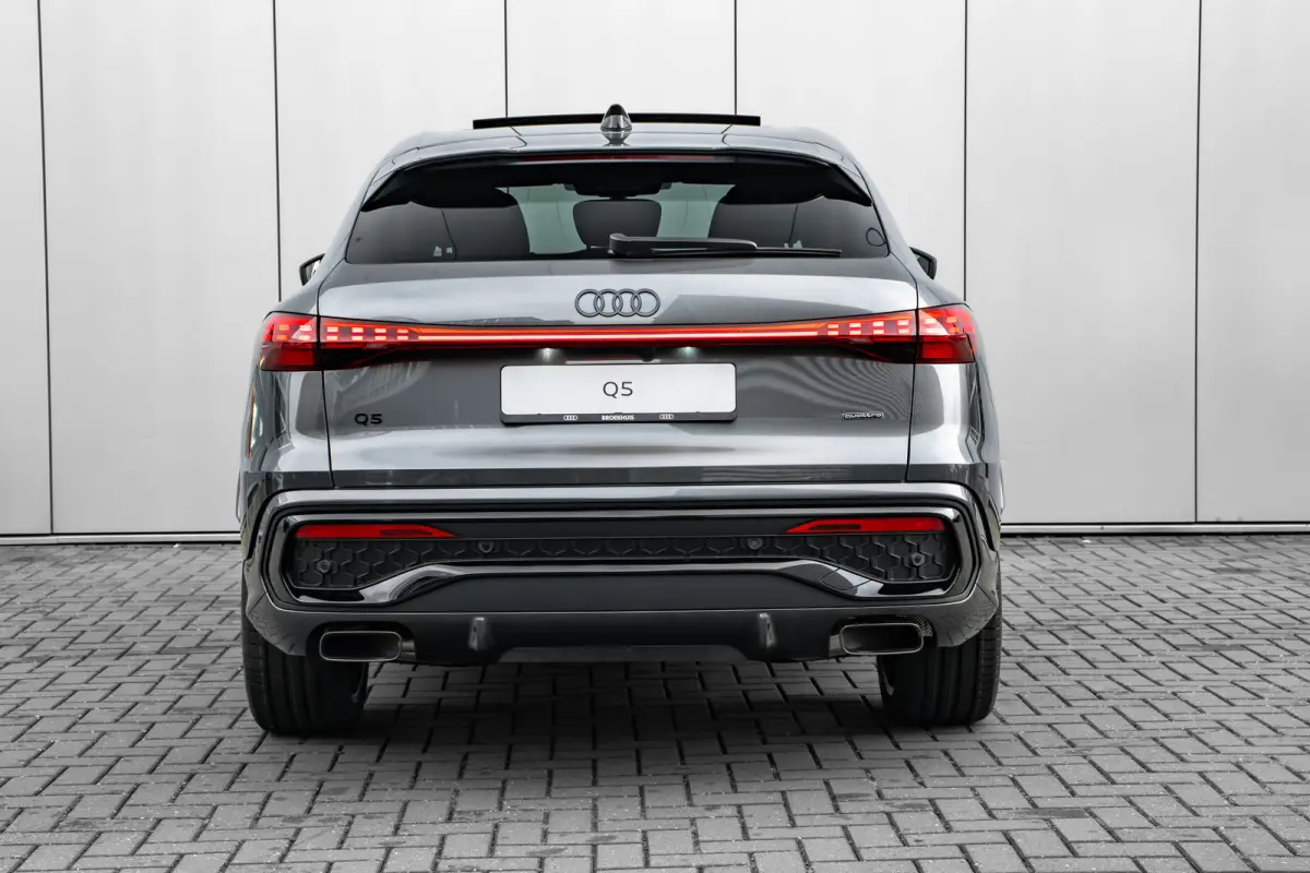 S edition Competition e-hybrid 270 kW / 367 pk S tronic | 360 Camera | Adaptive air suspension | Audi Sport wielen 21", 5-arm-Split, zwart metallic, glansgedraaid