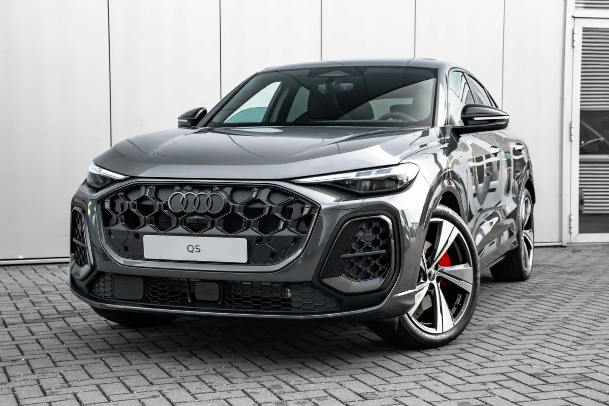 S edition Competition e-hybrid 270 kW / 367 pk S tronic | 360 Camera | Adaptive air suspension | Audi Sport wielen 21", 5-arm-Split, zwart metallic, glansgedraaid