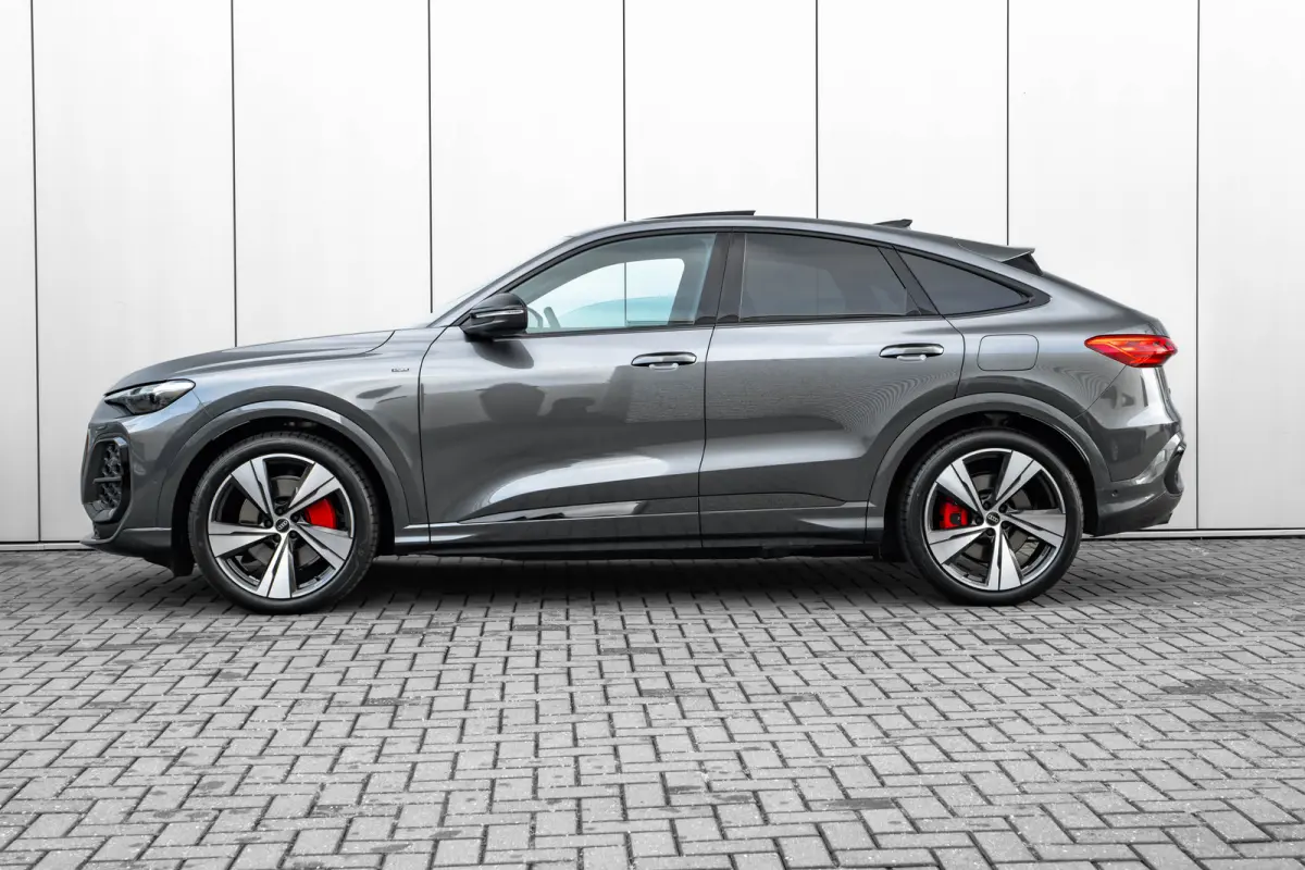 S edition Competition e-hybrid 270 kW / 367 pk S tronic | 360 Camera | Adaptive air suspension | Audi Sport wielen 21", 5-arm-Split, zwart metallic, glansgedraaid