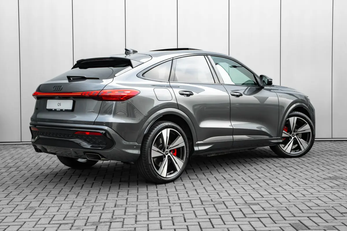 S edition Competition e-hybrid 270 kW / 367 pk S tronic | 360 Camera | Adaptive air suspension | Audi Sport wielen 21", 5-arm-Split, zwart metallic, glansgedraaid