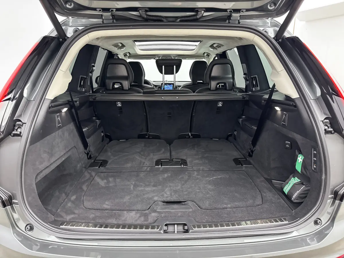 T8 Ultra Dark | 21" Allseason | Luchtvering | Geventileerd Nappa | Massage | Bowers & Wilkins | Trekhaak | Gelaagd&Getint Glas | Head-Up | 360 Camera