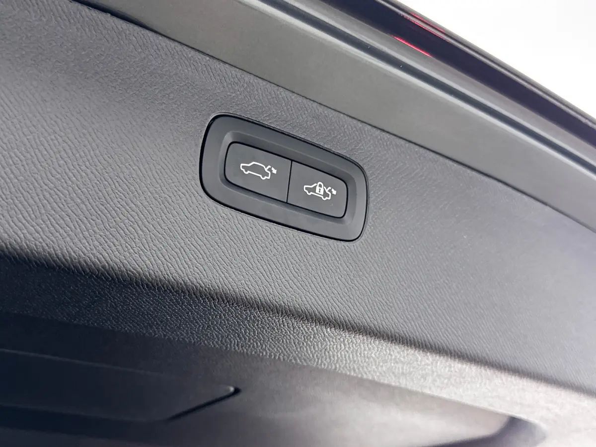 T8 Ultra Dark | 21" Allseason | Luchtvering | Geventileerd Nappa | Massage | Bowers & Wilkins | Trekhaak | Gelaagd&Getint Glas | Head-Up | 360 Camera