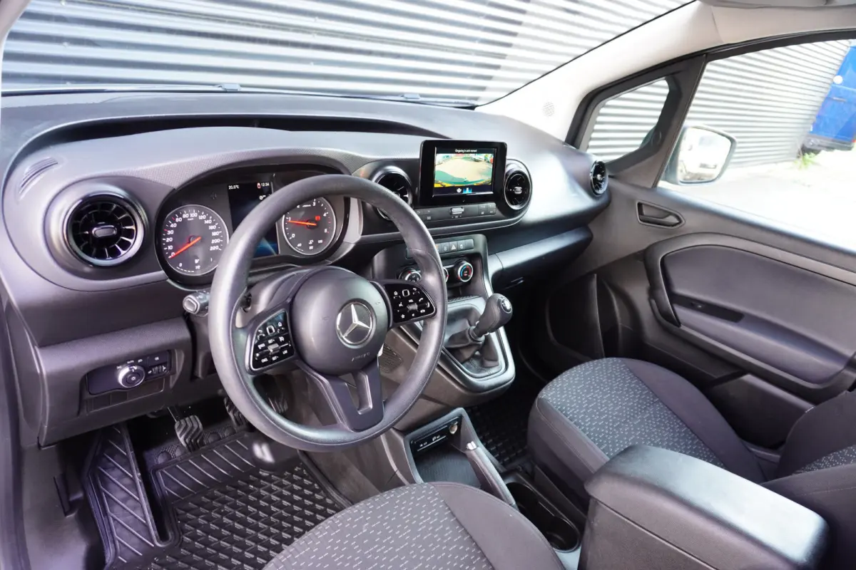110 CDI L1 Navigatie Trekhaak Camera Apple Carplay Cruise control Airco Parkeersensoren 16" Velgen