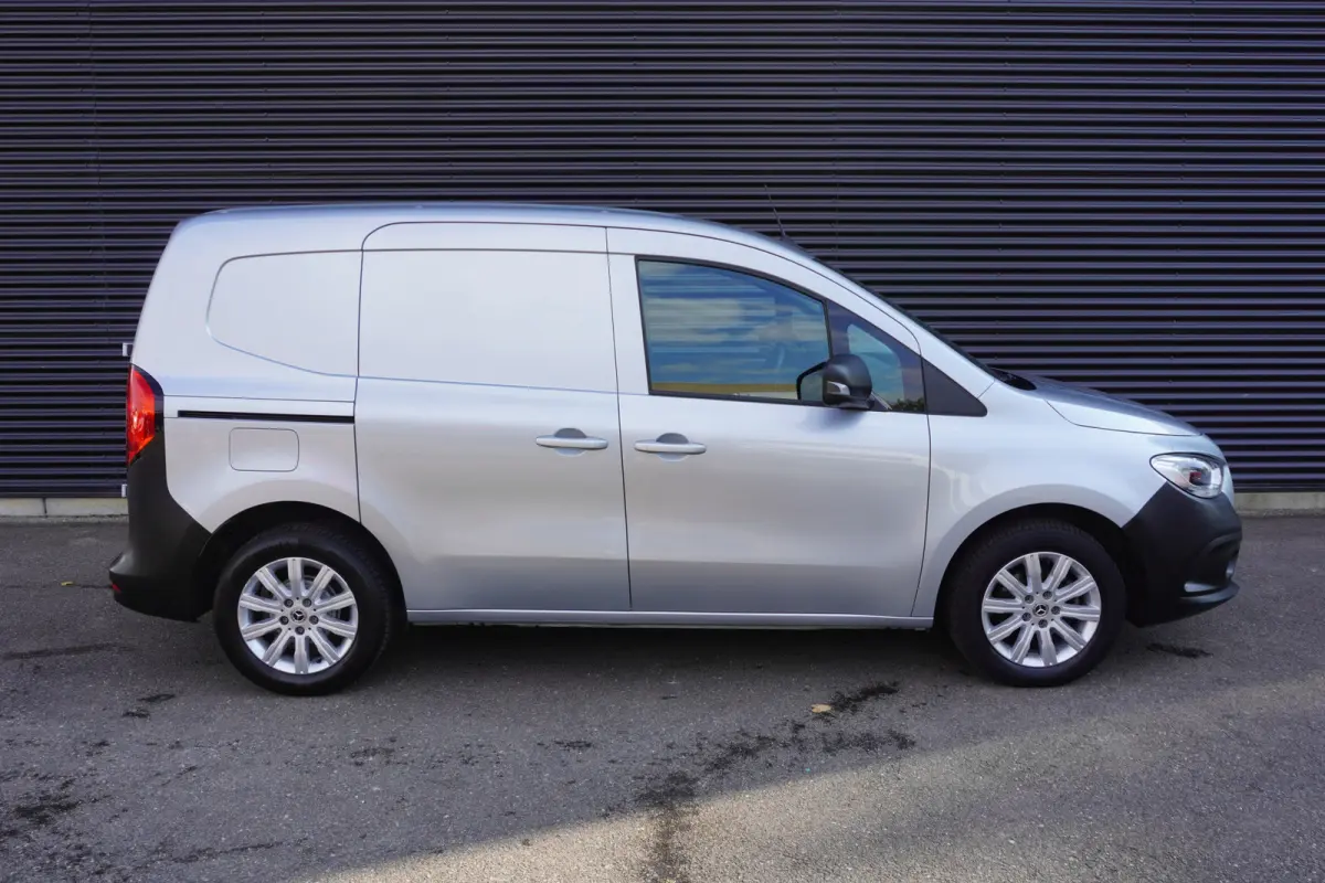 110 CDI L1 Navigatie Trekhaak Camera Apple Carplay Cruise control Airco Parkeersensoren 16" Velgen