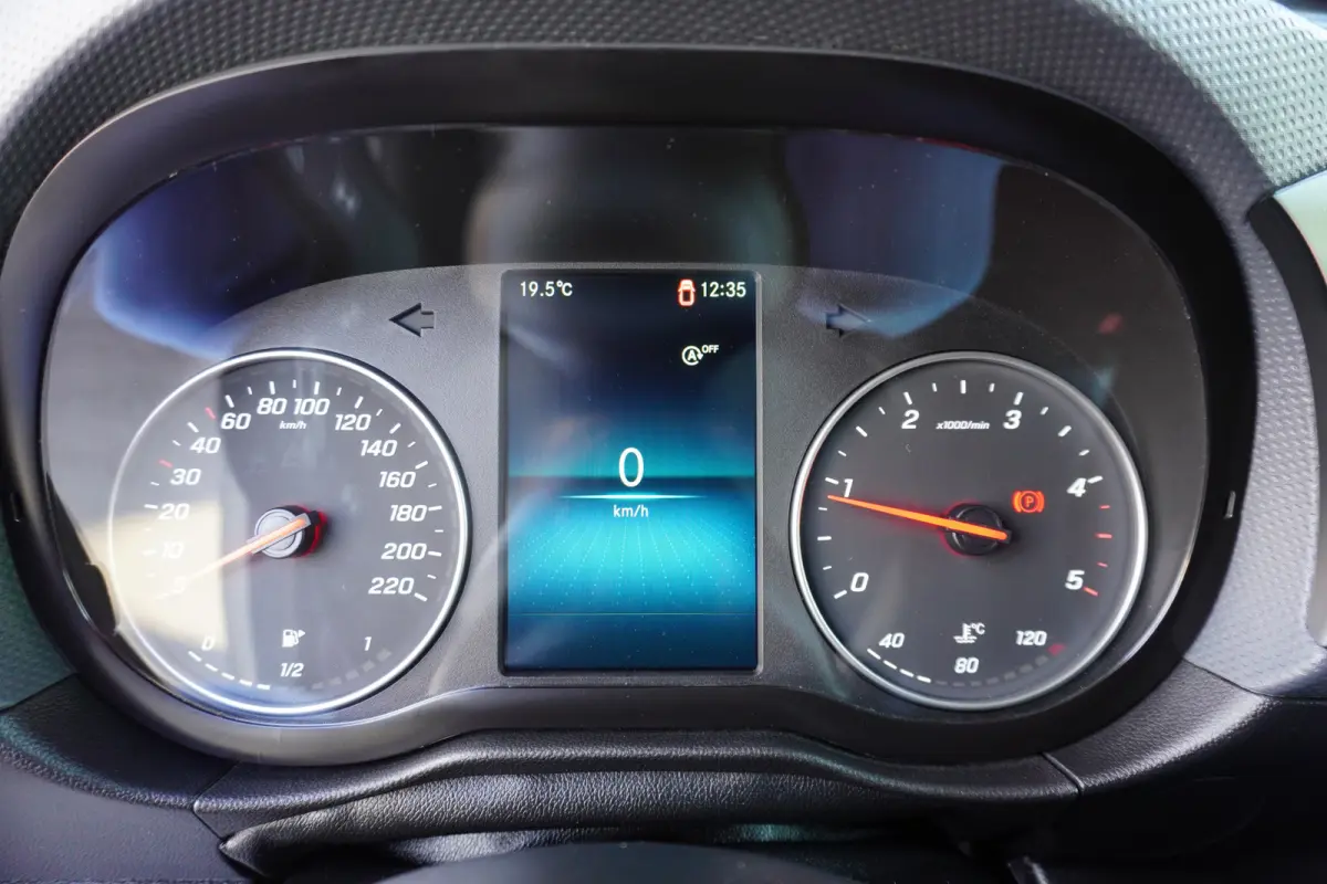 110 CDI L1 Navigatie Trekhaak Camera Apple Carplay Cruise control Airco Parkeersensoren 16" Velgen