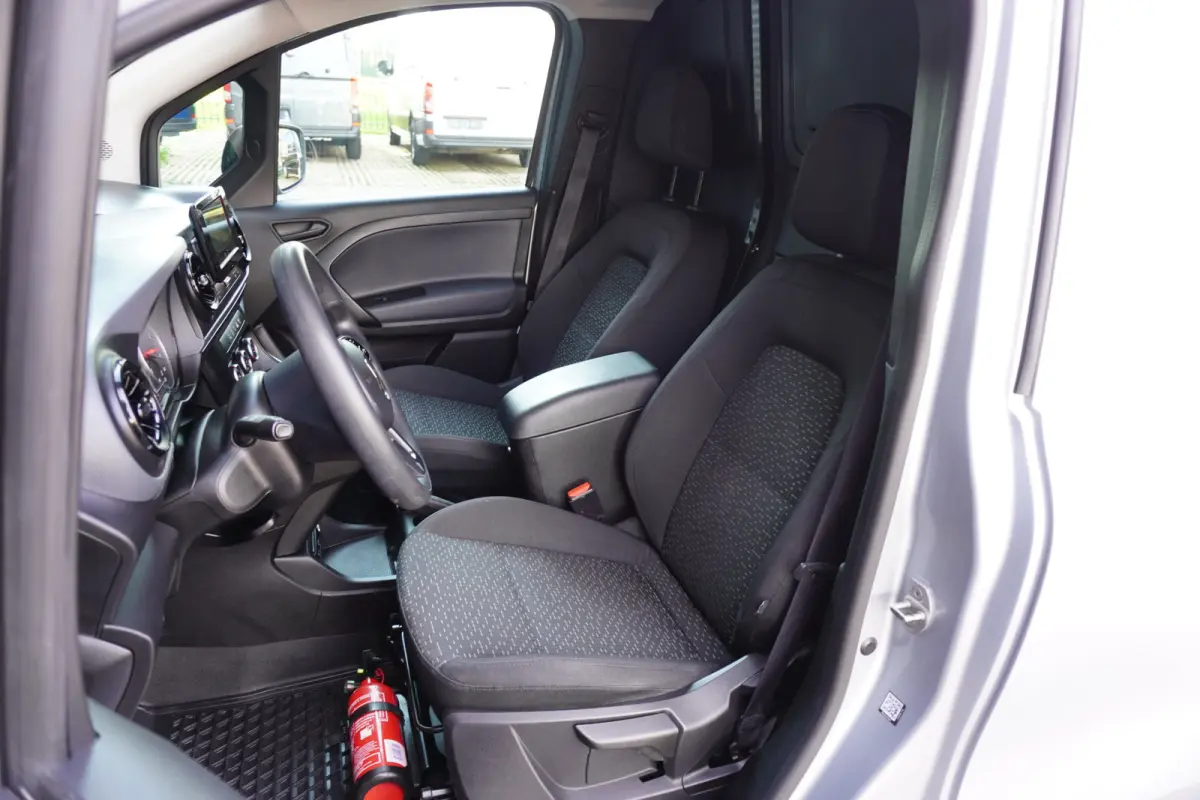 110 CDI L1 Navigatie Trekhaak Camera Apple Carplay Cruise control Airco Parkeersensoren 16" Velgen
