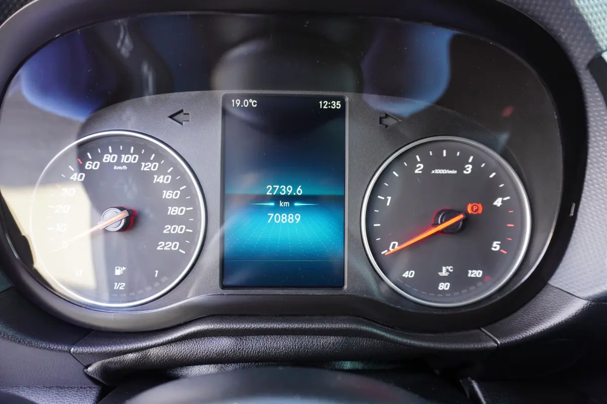 110 CDI L1 Navigatie Trekhaak Camera Apple Carplay Cruise control Airco Parkeersensoren 16" Velgen