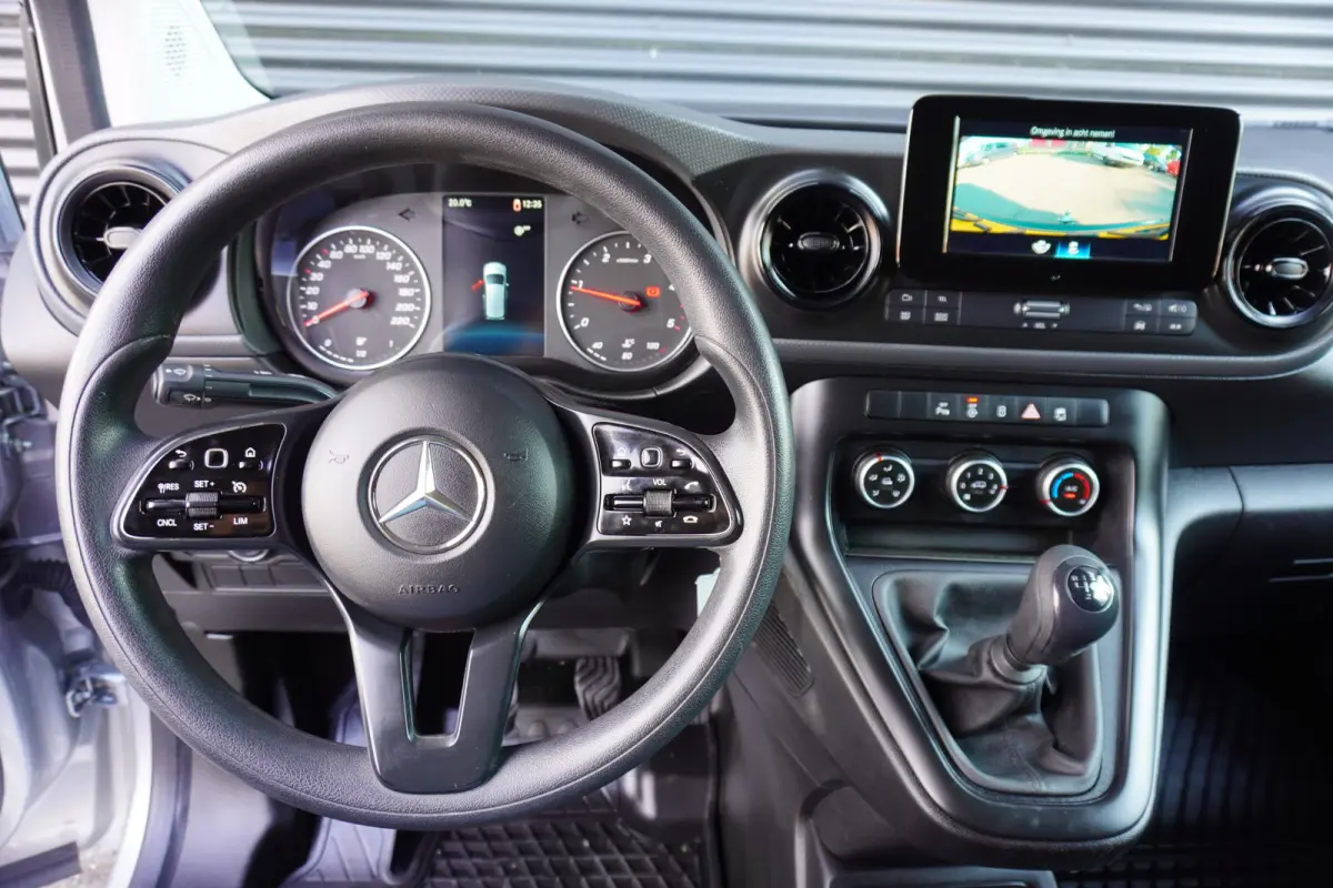 110 CDI L1 Navigatie Trekhaak Camera Apple Carplay Cruise control Airco Parkeersensoren 16" Velgen
