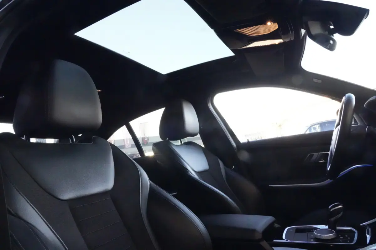 320i High Executive | 184 PK | Leder | Navigatie | Cruise control | Parkeersensoren | BMW 3-serie 320i High Executive met 2.0-liter viercilinder benzinemotor van 184 PK, luxe lederen bekledi