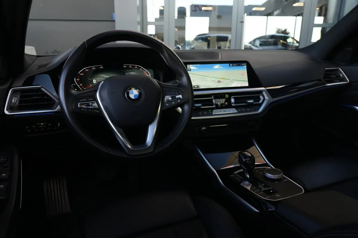 320i High Executive | 184 PK | Leder | Navigatie | Cruise control | Parkeersensoren | BMW 3-serie 320i High Executive met 2.0-liter viercilinder benzinemotor van 184 PK, luxe lederen bekledi