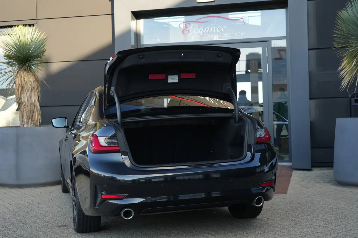 320i High Executive | 184 PK | Leder | Navigatie | Cruise control | Parkeersensoren | BMW 3-serie 320i High Executive met 2.0-liter viercilinder benzinemotor van 184 PK, luxe lederen bekledi