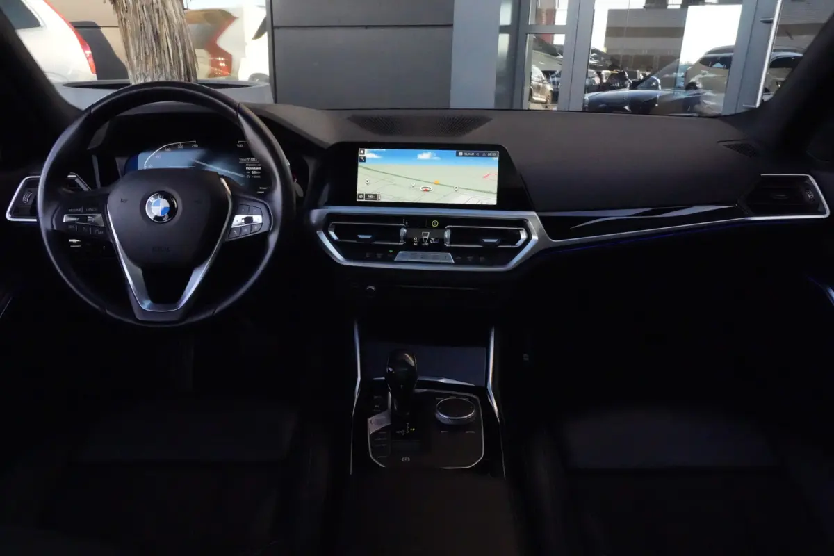 320i High Executive | 184 PK | Leder | Navigatie | Cruise control | Parkeersensoren | BMW 3-serie 320i High Executive met 2.0-liter viercilinder benzinemotor van 184 PK, luxe lederen bekledi