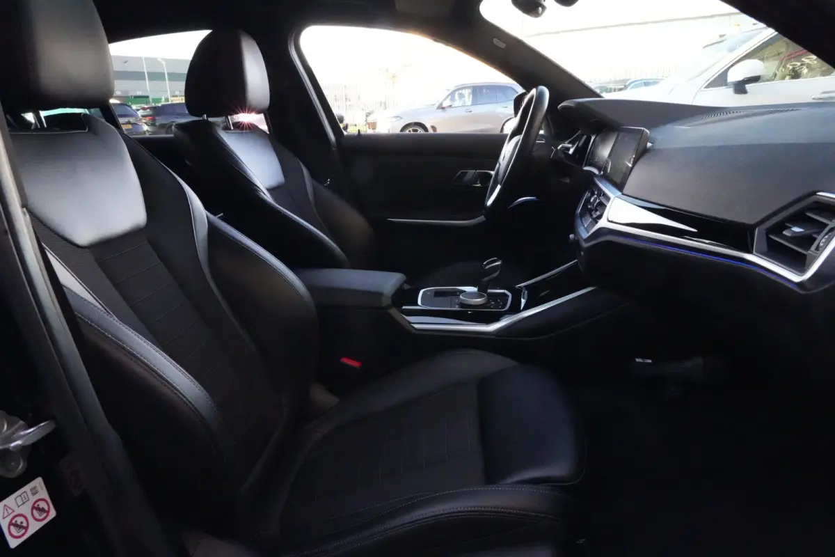 320i High Executive | 184 PK | Leder | Navigatie | Cruise control | Parkeersensoren | BMW 3-serie 320i High Executive met 2.0-liter viercilinder benzinemotor van 184 PK, luxe lederen bekledi