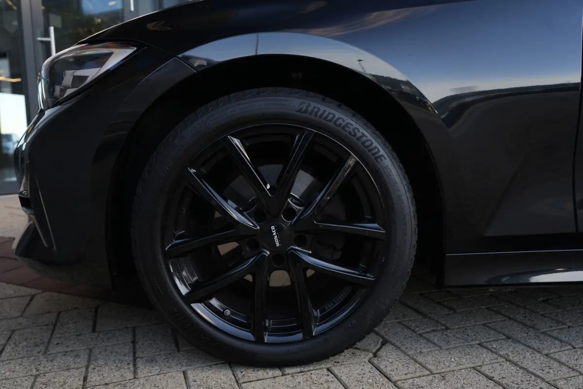 320i High Executive | 184 PK | Leder | Navigatie | Cruise control | Parkeersensoren | BMW 3-serie 320i High Executive met 2.0-liter viercilinder benzinemotor van 184 PK, luxe lederen bekledi
