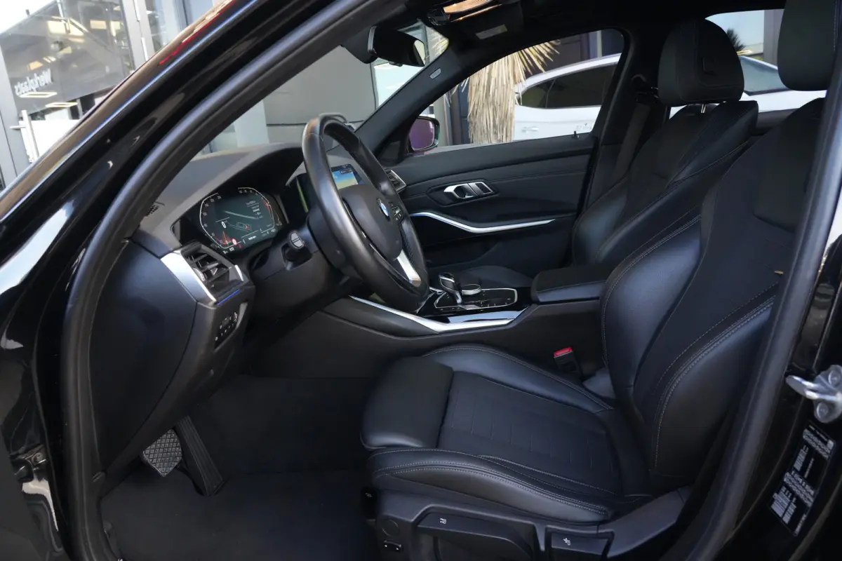 320i High Executive | 184 PK | Leder | Navigatie | Cruise control | Parkeersensoren | BMW 3-serie 320i High Executive met 2.0-liter viercilinder benzinemotor van 184 PK, luxe lederen bekledi