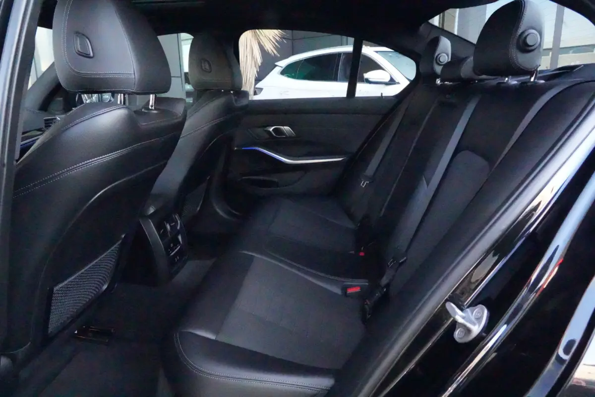 320i High Executive | 184 PK | Leder | Navigatie | Cruise control | Parkeersensoren | BMW 3-serie 320i High Executive met 2.0-liter viercilinder benzinemotor van 184 PK, luxe lederen bekledi