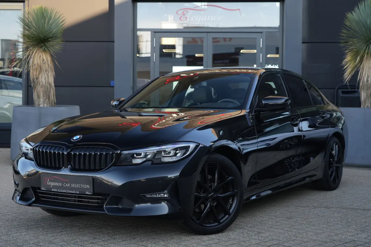 320i High Executive | 184 PK | Leder | Navigatie | Cruise control | Parkeersensoren | BMW 3-serie 320i High Executive met 2.0-liter viercilinder benzinemotor van 184 PK, luxe lederen bekledi