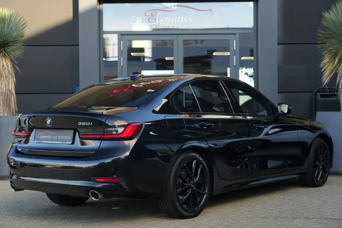 320i High Executive | 184 PK | Leder | Navigatie | Cruise control | Parkeersensoren | BMW 3-serie 320i High Executive met 2.0-liter viercilinder benzinemotor van 184 PK, luxe lederen bekledi