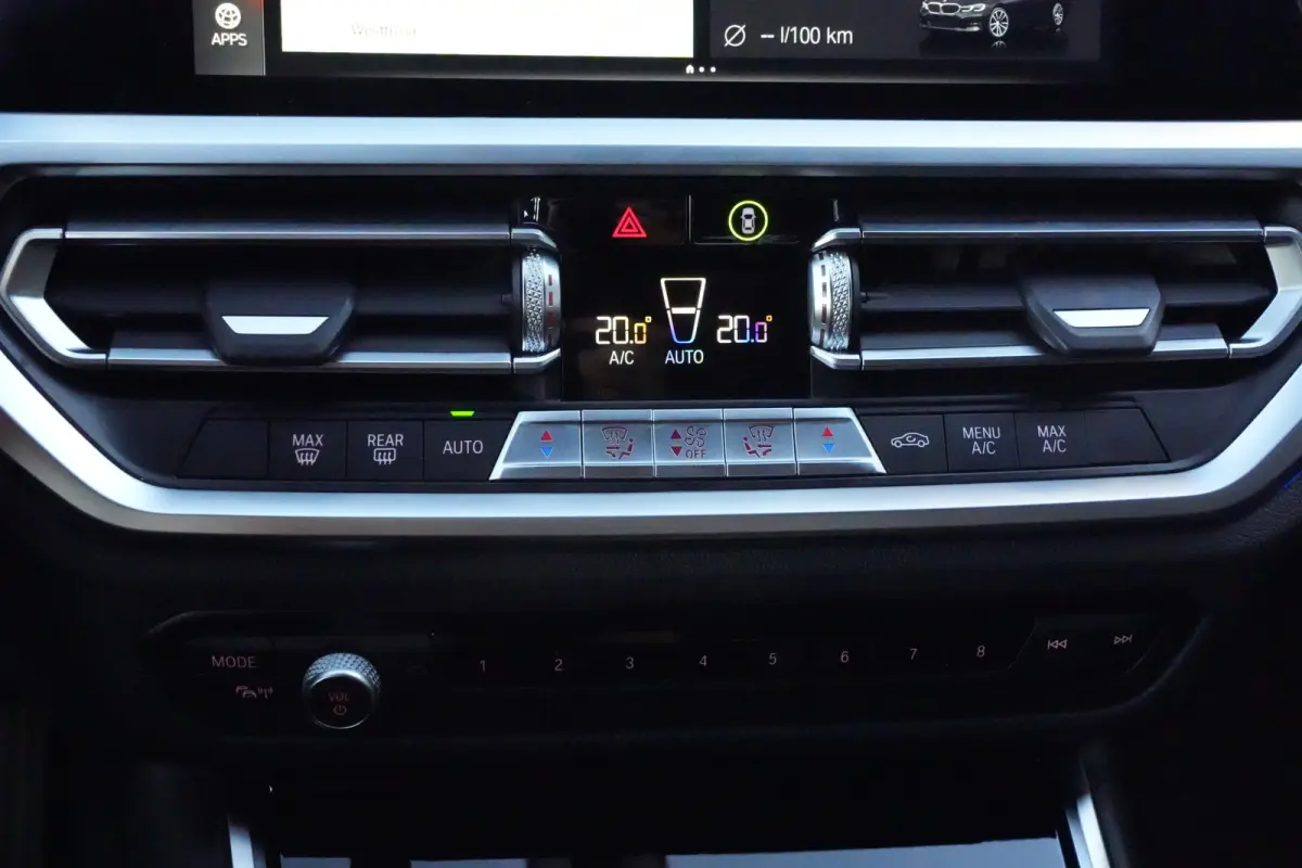 320i High Executive | 184 PK | Leder | Navigatie | Cruise control | Parkeersensoren | BMW 3-serie 320i High Executive met 2.0-liter viercilinder benzinemotor van 184 PK, luxe lederen bekledi