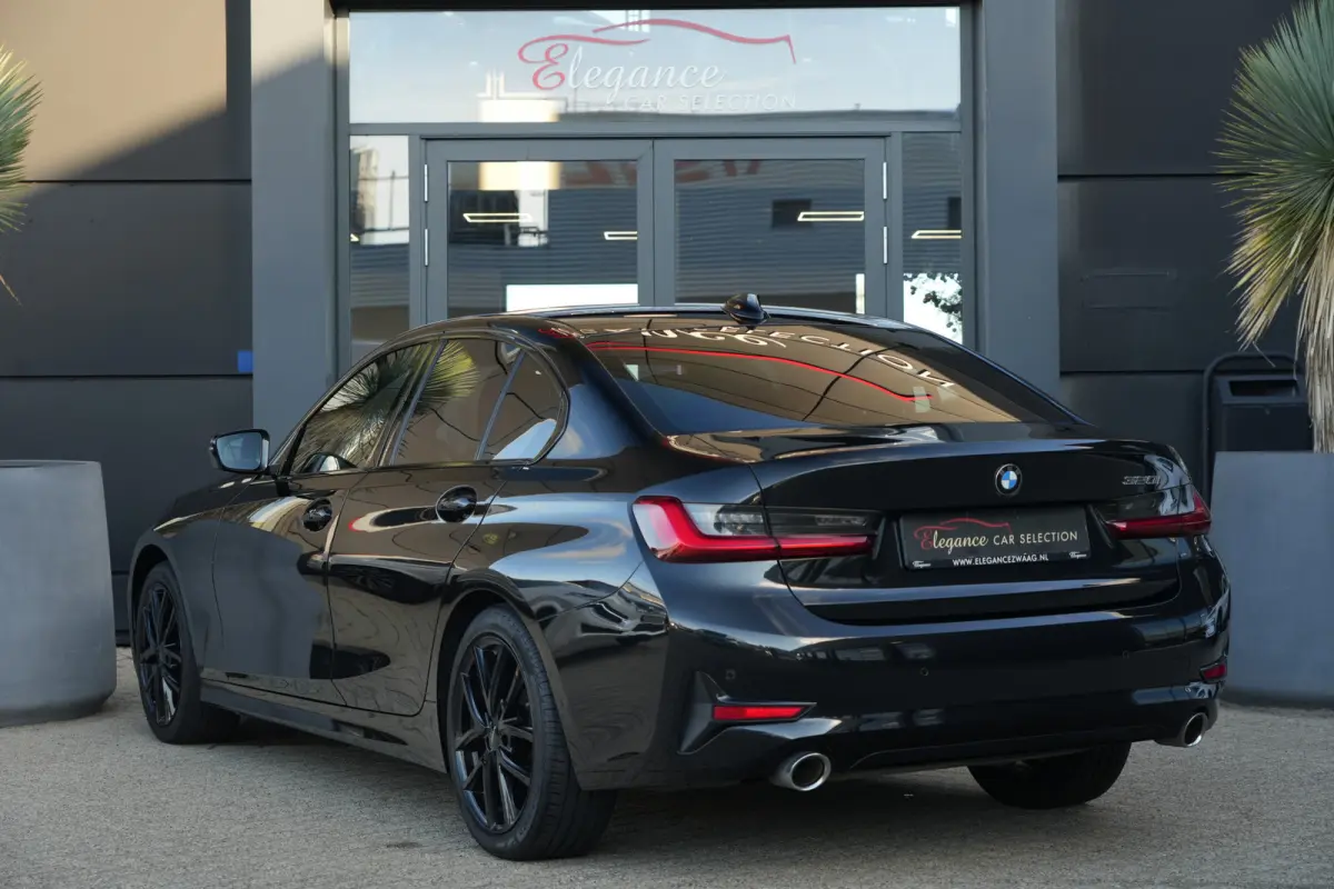 320i High Executive | 184 PK | Leder | Navigatie | Cruise control | Parkeersensoren | BMW 3-serie 320i High Executive met 2.0-liter viercilinder benzinemotor van 184 PK, luxe lederen bekledi