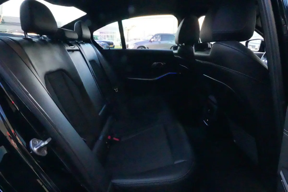 320i High Executive | 184 PK | Leder | Navigatie | Cruise control | Parkeersensoren | BMW 3-serie 320i High Executive met 2.0-liter viercilinder benzinemotor van 184 PK, luxe lederen bekledi