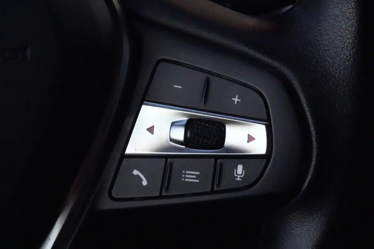 320i High Executive | 184 PK | Leder | Navigatie | Cruise control | Parkeersensoren | BMW 3-serie 320i High Executive met 2.0-liter viercilinder benzinemotor van 184 PK, luxe lederen bekledi