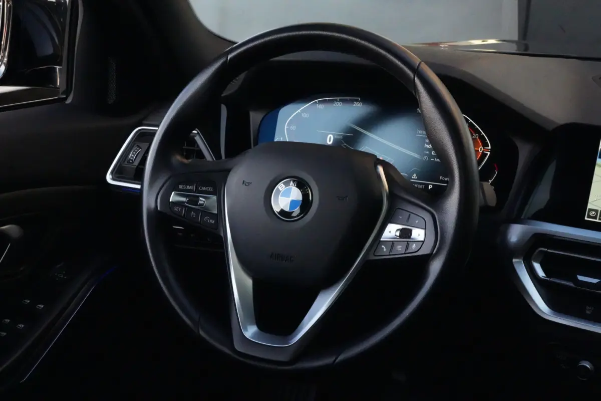 320i High Executive | 184 PK | Leder | Navigatie | Cruise control | Parkeersensoren | BMW 3-serie 320i High Executive met 2.0-liter viercilinder benzinemotor van 184 PK, luxe lederen bekledi