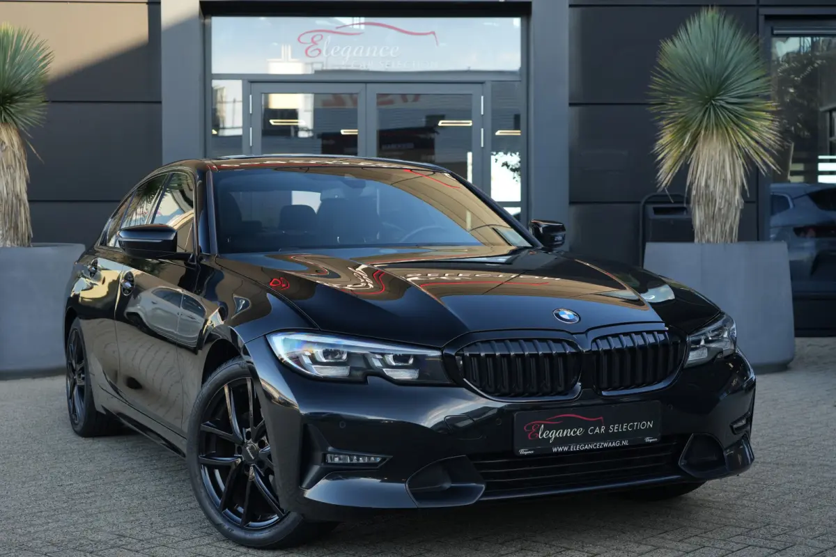 320i High Executive | 184 PK | Leder | Navigatie | Cruise control | Parkeersensoren | BMW 3-serie 320i High Executive met 2.0-liter viercilinder benzinemotor van 184 PK, luxe lederen bekledi