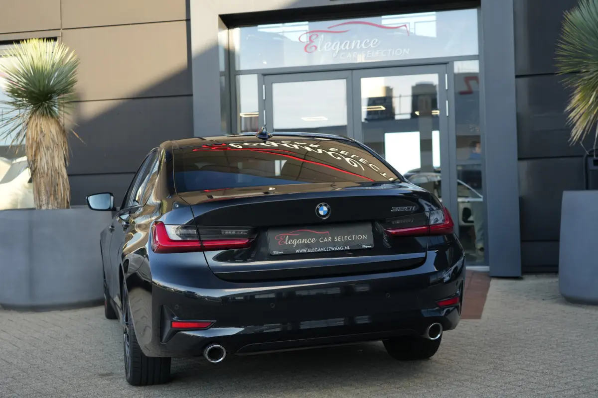 320i High Executive | 184 PK | Leder | Navigatie | Cruise control | Parkeersensoren | BMW 3-serie 320i High Executive met 2.0-liter viercilinder benzinemotor van 184 PK, luxe lederen bekledi
